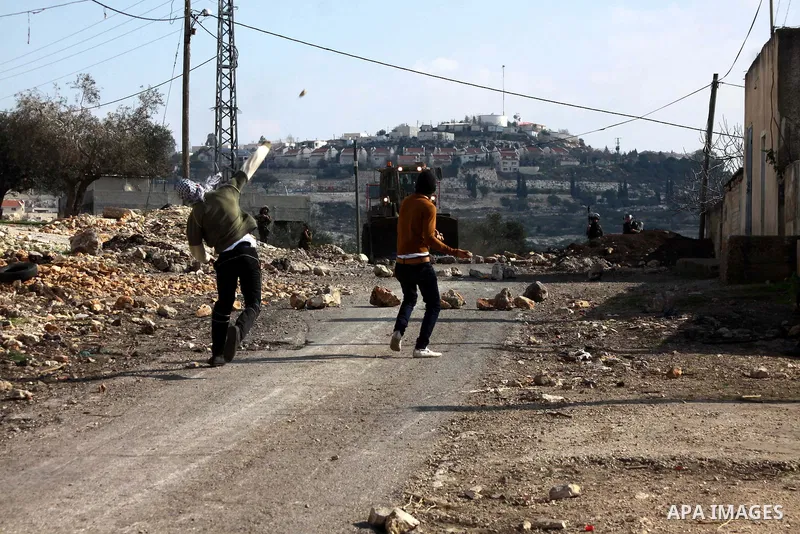 Palestinian protestors clash with Israeli soldiers near the Jewish settlement of Qadomem, near Nablus, West Bank,17 January 2014. Fifteen Palestinians were reportedly wounded during the clashes accompanying the weekly Fr...