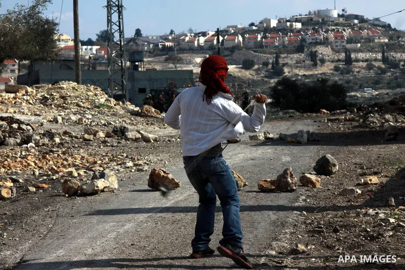 Palestinian protestors clash with Israeli soldiers near the Jewish settlement of Qadomem, near Nablus, West Bank,17 January 2014. Fifteen Palestinians were reportedly wounded during the clashes accompanying the weekly Fr...