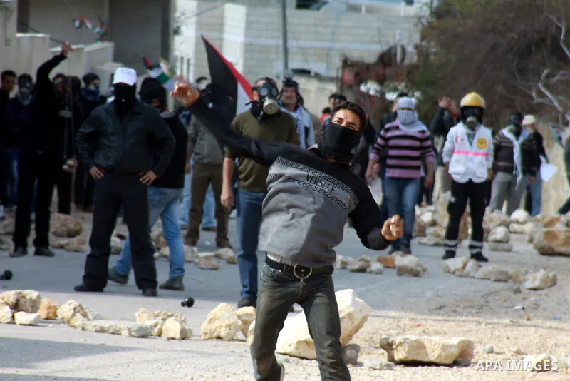 Palestinian protestors clash with Israeli soldiers near the Jewish settlement of Qadomem, near Nablus, West Bank,17 January 2014. Fifteen Palestinians were reportedly wounded during the clashes accompanying the weekly Fr...