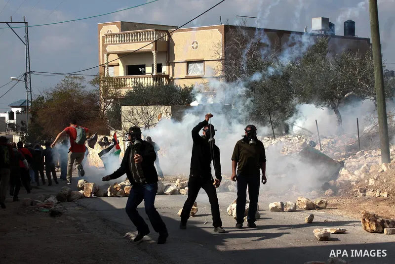 Palestinian protestors clash with Israeli soldiers near the Jewish settlement of Qadomem, near Nablus, West Bank,17 January 2014. Fifteen Palestinians were reportedly wounded during the clashes accompanying the weekly Fr...