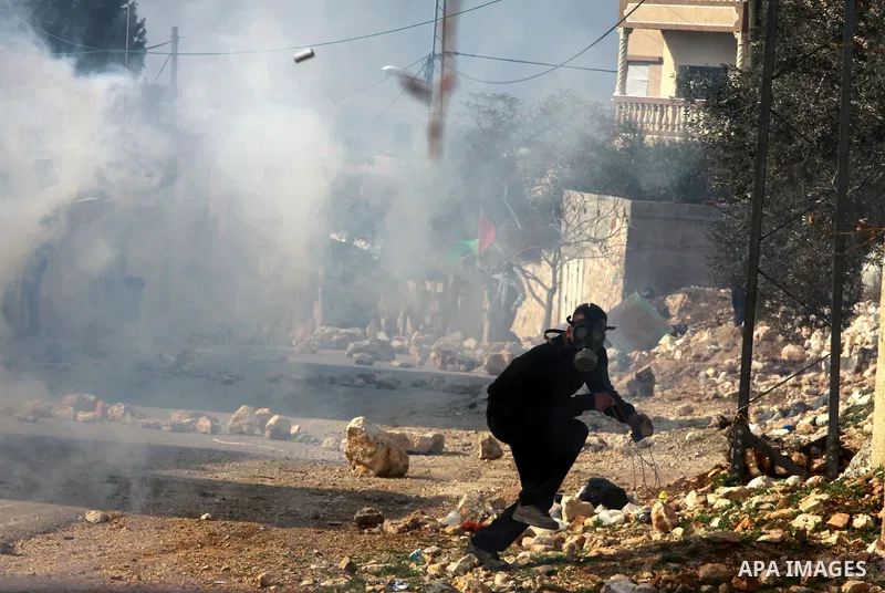 Palestinian protestors clash with Israeli soldiers near the Jewish settlement of Qadomem, near Nablus, West Bank,17 January 2014. Fifteen Palestinians were reportedly wounded during the clashes accompanying the weekly Fr...