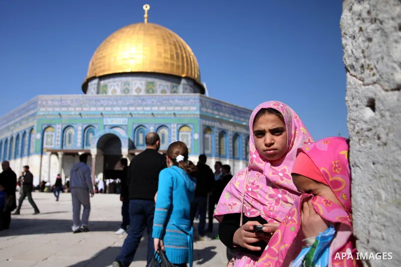 Palestinian worshipers attend Friday prayers at the Al-Aqsa compound, Islam's third holiest site, in the old city of Jerusalem January 17, 2014. Photo by Saeed Qaq