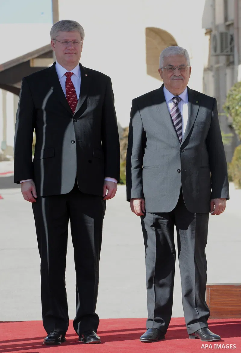 Canadian Prime Minister Stephen Harper with the Palestinian President Mahmoud Abbas during the welcome ceremony in the West bank town of Ramallah, 20 January 2014. Harper is on a four day visit to Israel and the Palestin...