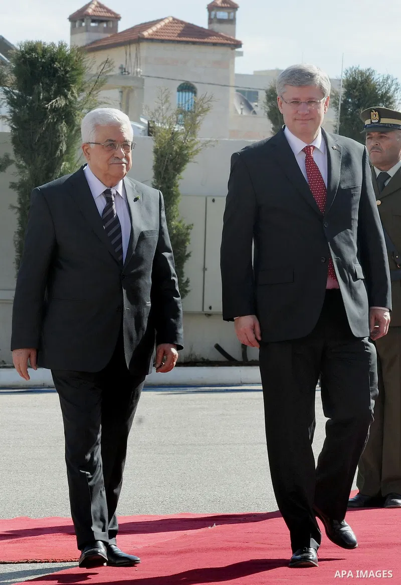 Canadian Prime Minister Stephen Harper with the Palestinian President Mahmoud Abbas during the welcome ceremony in the West bank town of Ramallah, 20 January 2014. Harper is on a four day visit to Israel and the Palestin...