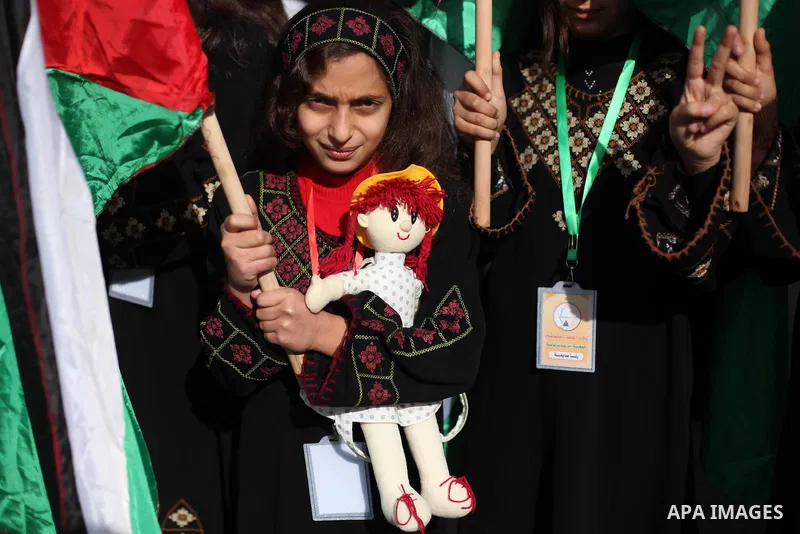 Palestinian children take part in a protest to show solidarity with Palestinian refugees Syria's main refugee camp Yarmouk, in front of the headquarters of the United Nations "UNRWA" in Gaza City on January 20, 2014. Pho...