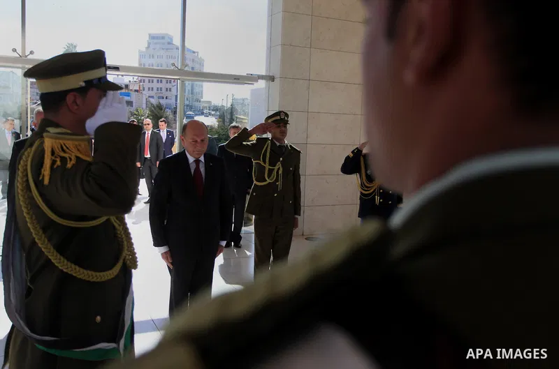 Romanian President Traian Basescu lays a wreath on the tomb of late Palestinian leader Yasser Arafat during a welcome ceremony in the West Bank town of Ramallah on January 21, 2014 before his meeting with Palestinian Aut...