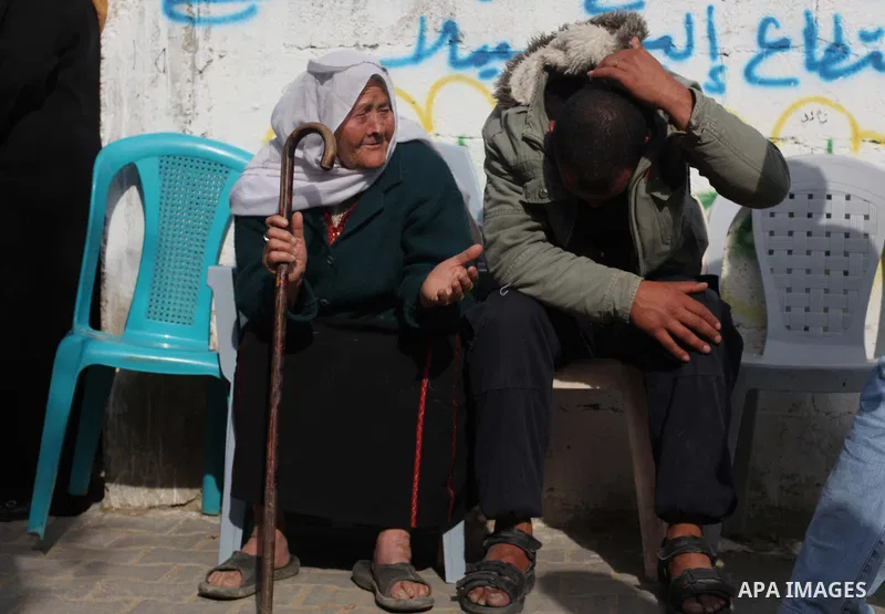 Palestinian relatives of Mohammed Al-Za'anin, who was killed in an Israeli air strike, mourn during his funeral in Beit Hanoun, in the northern Gaza Strip January 22, 2014. Israel killed two Gaza gunmen in an air strike...