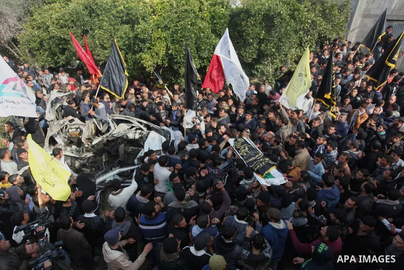 Palestinians carry body the of Ahmed Al-Za'anin, who was killed in an Israeli air strike, during his funeral in Beit Hanoun, in the northern Gaza Strip January 22, 2014. Israel killed two Gaza gunmen in an air strike on...