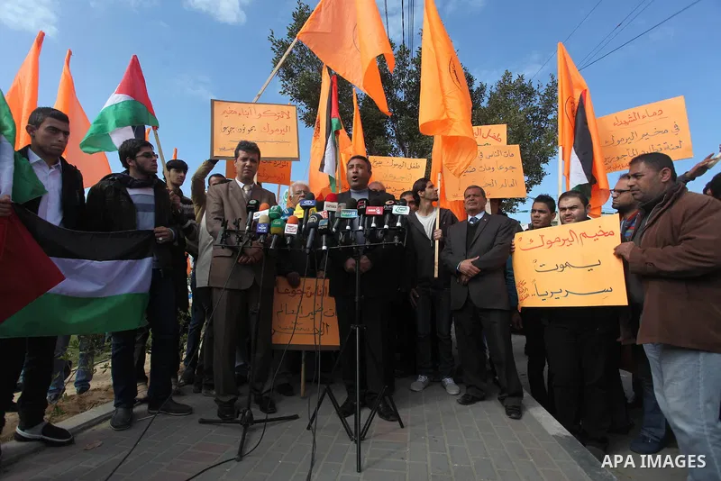 Palestinians take part in a protest to show solidarity with Palestinian refugees Syria's main refugee camp Yarmouk, in Gaza City on January 23, 2014. Photo by Ashraf Amra