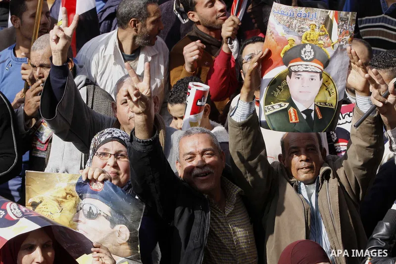 Supporters of Egypt's army and police gather at Tahrir square in Cairo, on the third anniversary of Egypt's uprising, January 25, 2014. Security forces fired into the air to disperse anti-government protesters on Saturda...
