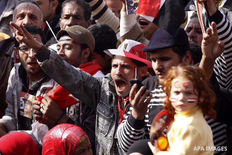 Supporters of Egypt's army and police gather at Tahrir square in Cairo, on the third anniversary of Egypt's uprising, January 25, 2014. Security forces fired into the air to disperse anti-government protesters on Saturda...