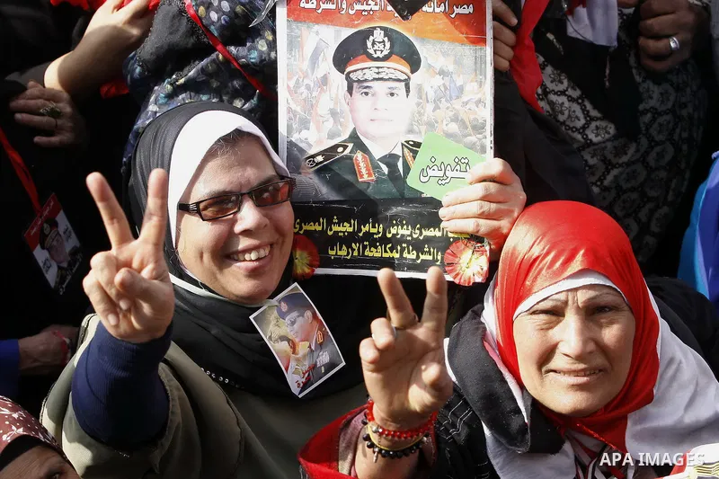 Supporters of Egypt's army and police gather at Tahrir square in Cairo, on the third anniversary of Egypt's uprising, January 25, 2014. Security forces fired into the air to disperse anti-government protesters on Saturda...