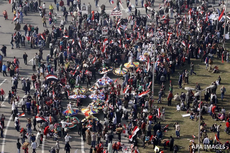 Supporters of Egypt's army and police gather at Tahrir square in Cairo, on the third anniversary of Egypt's uprising, January 25, 2014. Security forces fired into the air to disperse anti-government protesters on Saturda...