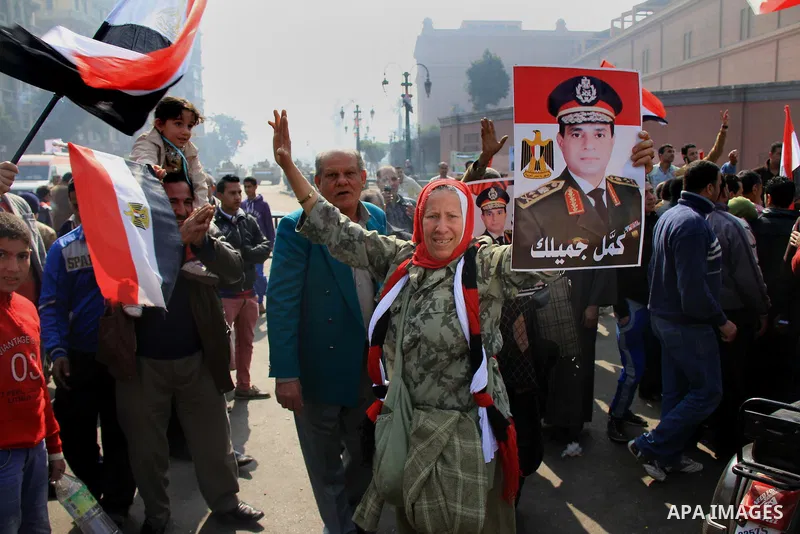 Supporters of Egypt's army and police gather at Tahrir square in Cairo, on the third anniversary of Egypt's uprising, January 25, 2014. Security forces fired into the air to disperse anti-government protesters on Saturda...