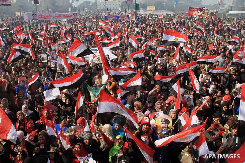 Supporters of Egypt's army and police gather at Tahrir square in Cairo, on the third anniversary of Egypt's uprising, January 25, 2014. Security forces fired into the air to disperse anti-government protesters on Saturda...
