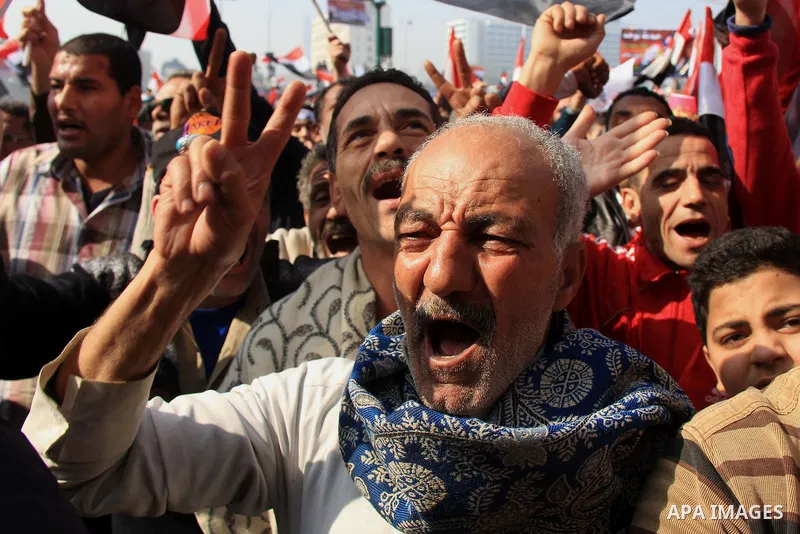 Supporters of Egypt's army and police gather at Tahrir square in Cairo, on the third anniversary of Egypt's uprising, January 25, 2014. Security forces fired into the air to disperse anti-government protesters on Saturda...