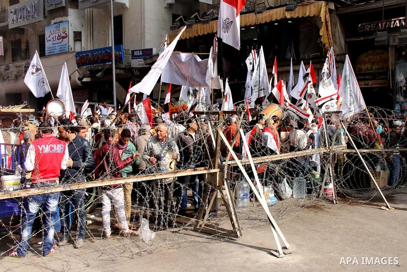 Supporters of Egypt's army and police gather at Tahrir square in Cairo, on the third anniversary of Egypt's uprising, January 25, 2014. Security forces fired into the air to disperse anti-government protesters on Saturda...