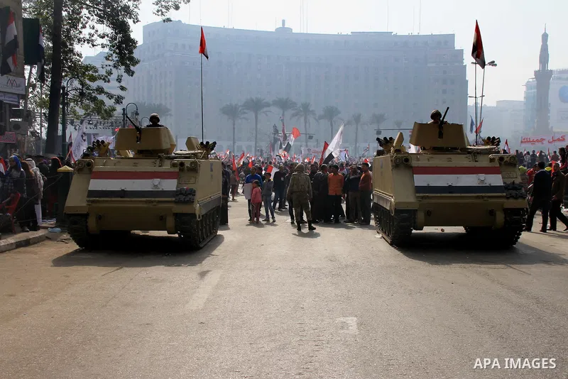 Supporters of Egypt's army and police gather at Tahrir square in Cairo, on the third anniversary of Egypt's uprising, January 25, 2014. Security forces fired into the air to disperse anti-government protesters on Saturda...