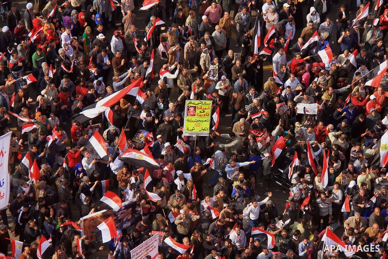 Supporters of Egypt's army and police gather at Tahrir square in Cairo, on the third anniversary of Egypt's uprising, January 25, 2014. Security forces fired into the air to disperse anti-government protesters on Saturda...