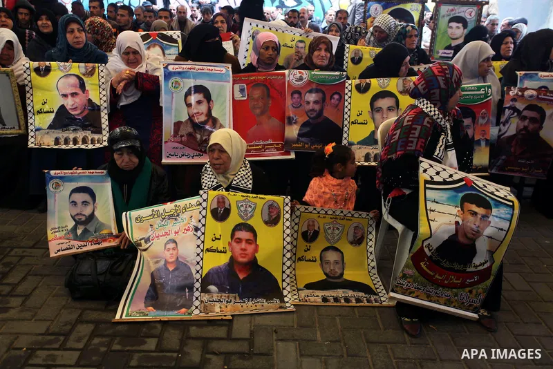 Palestinians take part in a protest demanding the release of their relatives prisoners held in Israeli jails, in front of the Red Cross office in Gaza City, on Jan. 27, 2014. Photo by Ashraf Amra