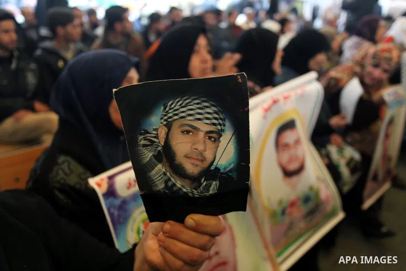 Palestinians take part in a protest demanding the release of their relatives prisoners held in Israeli jails, in front of the Red Cross office in Gaza City, on Jan. 27, 2014. Photo by Ashraf Amra