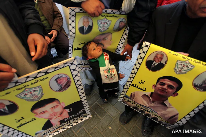 Palestinians take part in a protest demanding the release of their relatives prisoners held in Israeli jails, in front of the Red Cross office in Gaza City, on Jan. 27, 2014. Photo by Ashraf Amra