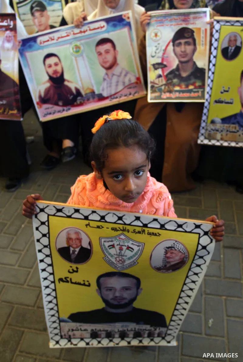 Palestinians take part in a protest demanding the release of their relatives prisoners held in Israeli jails, in front of the Red Cross office in Gaza City, on Jan. 27, 2014. Photo by Ashraf Amra