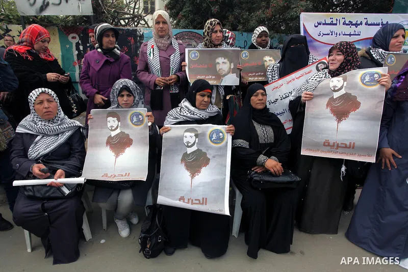 Palestinians take part in a protest demanding the release of their relatives prisoners held in Israeli jails, in front of the Red Cross office in Gaza City, on Jan. 27, 2014. Photo by Ashraf Amra