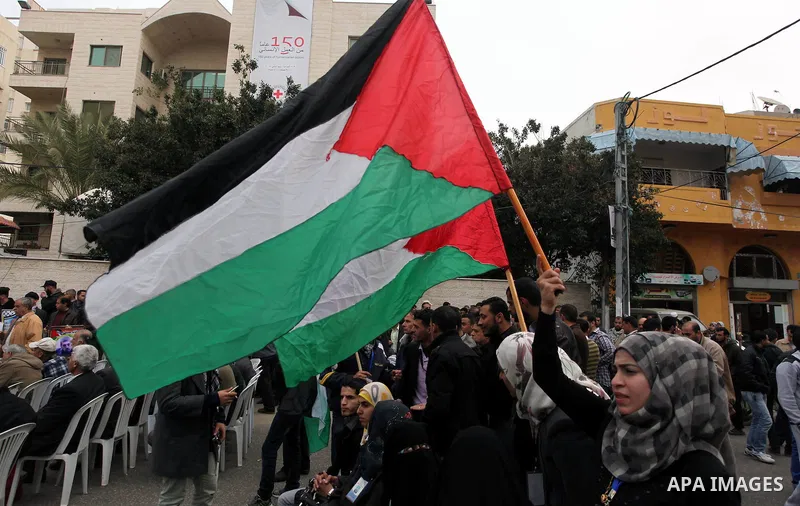 Palestinians take part in a protest demanding the release of their relatives prisoners held in Israeli jails, in front of the Red Cross office in Gaza City, on Jan. 27, 2014. Photo by Ashraf Amra