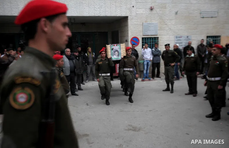 Palestinian security personnel carry a coffin during a funeral in the West Bank city of Bethlehem, 27 January 2014 which are said to contain Palestinian militant Shadi Hamamra who was killed 12 years ago. Israel has star...