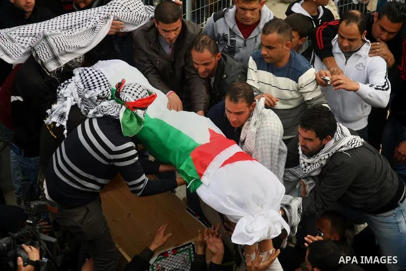 Palestiniansl carry a coffin during a funeral in the West Bank city of Bethlehem, 27 January 2014 which are said to contain Palestinian militant Shadi Hamamra who was killed 12 years ago. Israel has started to transfer t...