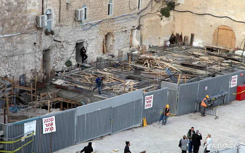 Israeli workers dig next to the Western wall in Jerusalem's Old City on January 28, 2014. The Al-Aqsa Foundation for Religious Endowments and Heritage said that Israeli authorities had begun new excavations only meters f...