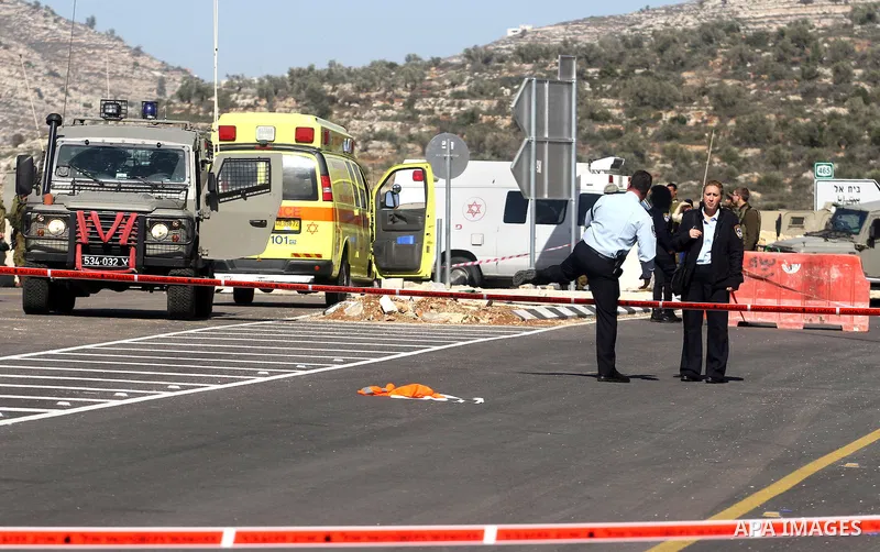 Israeli police men inspect the site of a fatal shooting incident next to the Palestinian village of Ein Sariya, north of the West Bank city of Ramallah January 29, 2014. Israeli soldiers killed Muhammad Mubarak, 21, on W...