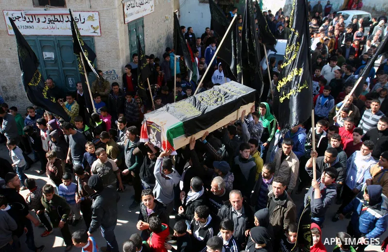 Palestinians carry the coffin of Abdulkareem Tahaina killed in 2002 by Israeli Army after his remains were returned in West Bank city of Jenin on Jan. 29 2014. Israel planed to return the bodies of 36 Palestinian militan...