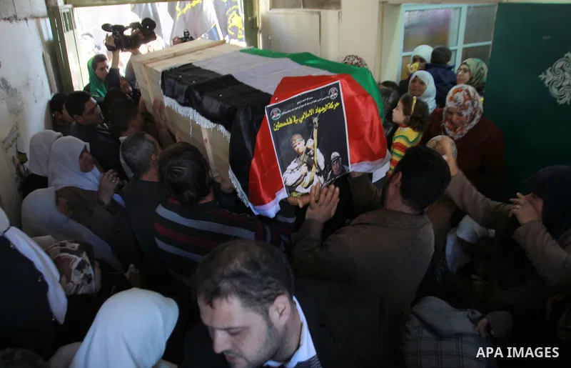 Palestinians carry the coffin of Abdulkareem Tahaina killed in 2002 by Israeli Army after his remains were returned in West Bank city of Jenin on Jan. 29 2014. Israel planed to return the bodies of 36 Palestinian militan...
