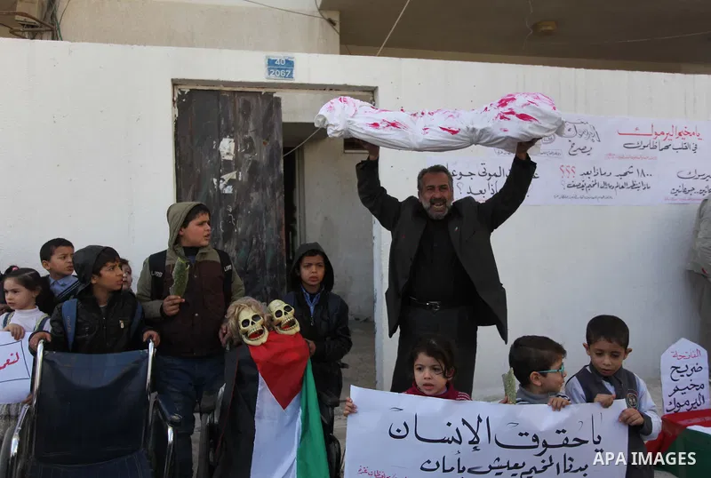 Palestinian children take part in a protest to show solidarity with Palestinian refugees Syria's main refugee camp Yarmouk, in Gaza City on January 30, 2014. Photo by Ashraf Amra
