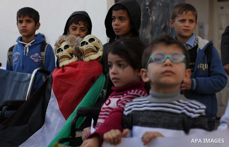 Palestinian children take part in a protest to show solidarity with Palestinian refugees Syria's main refugee camp Yarmouk, in Gaza City on January 30, 2014. Photo by Ashraf Amra