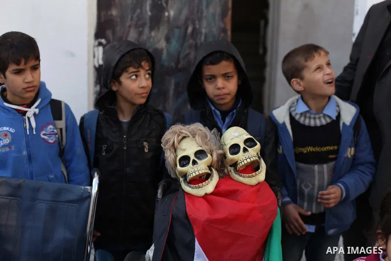 Palestinian children take part in a protest to show solidarity with Palestinian refugees Syria's main refugee camp Yarmouk, in Gaza City on January 30, 2014. Photo by Ashraf Amra