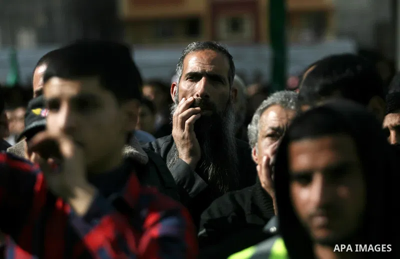 Palestinian supporters of Hamas movement take part in a demonstration in solidarity with refugees in Yarmouk refugee camp in Syria, in Khan Younis in the southern Gaza Strip January 31, 2014. Photo by Eyad Al Baba