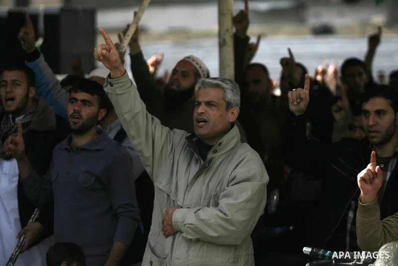Palestinian supporters of Hamas movement take part in a demonstration in solidarity with refugees in Yarmouk refugee camp in Syria, in Khan Younis in the southern Gaza Strip January 31, 2014. Photo by Eyad Al Baba