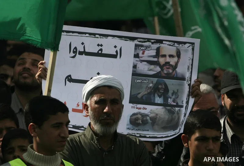 Palestinian supporters of Hamas movement take part in a demonstration in solidarity with refugees in Yarmouk refugee camp in Syria, in Khan Younis in the southern Gaza Strip January 31, 2014. Photo by Eyad Al Baba