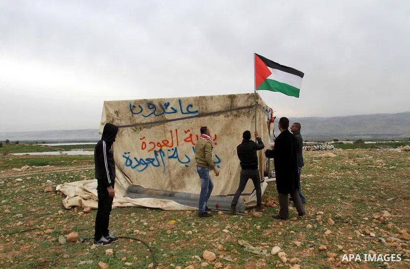 Palestinian activists set up a tent in the Jordan Valley near the West Bank village of Bardala, 02 February 2014. Palestinian and international activists erected a new protest encampment called 'al-Awda,' or 'Return,' ne...