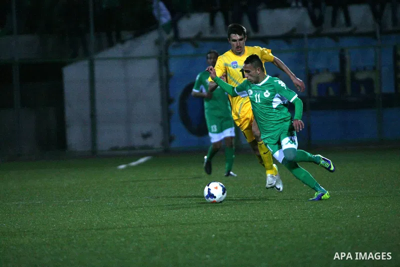 Palestinian players of al-Dahriya Youth Club (green) compete against Kyrgyz team Olay Osh (yellow) during the preliminary round of Asian Football Confederation (AFC) Cup, in the West Bank City of Hebron, February 02, 201...