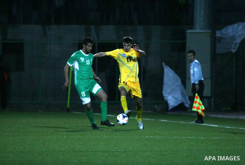 Palestinian players of al-Dahriya Youth Club (green) compete against Kyrgyz team Olay Osh (yellow) during the preliminary round of Asian Football Confederation (AFC) Cup, in the West Bank City of Hebron, February 02, 201...