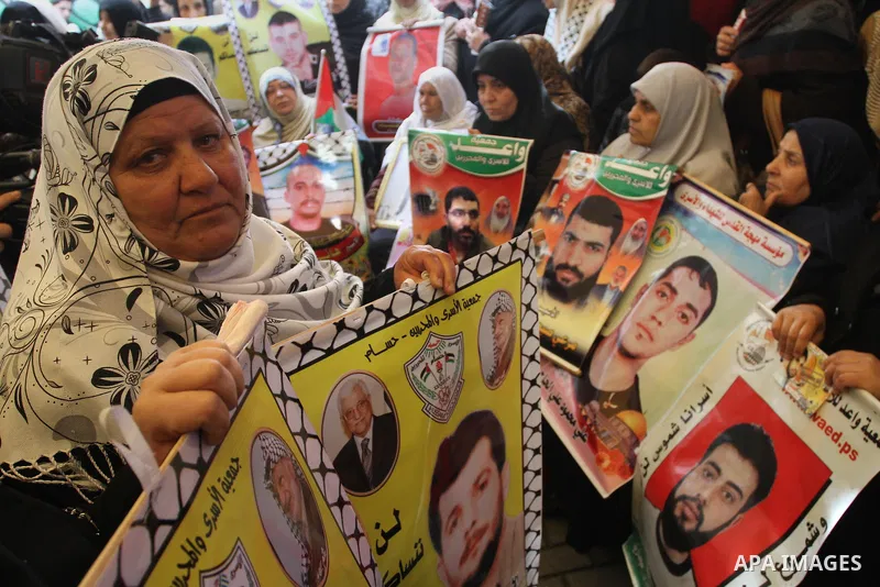 Palestinians take part in a protest demanding the release of their relatives prisoners held in Israeli jails, in front of the Red Cross office in Gaza City, on Feb. 03, 2014. Photo by Mohammed Asad