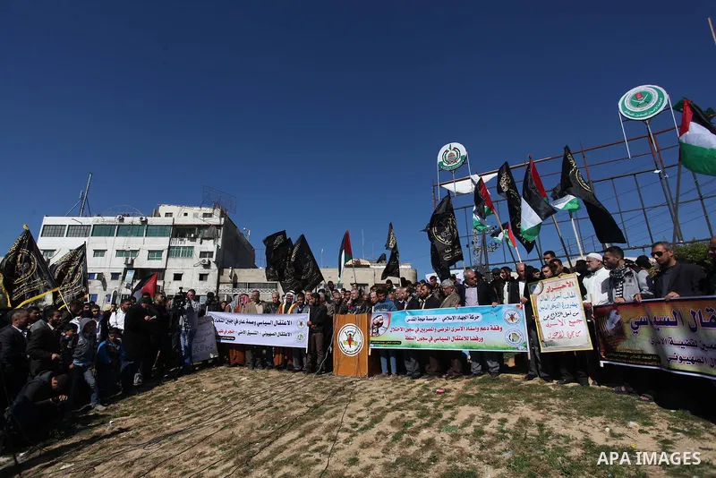 Palestinian of Islamic Jihad hold Palestinian flags and pictures of prisoners during a protest in solidarity with sick prisoners in Israeli jails in Gaza City, on Feb. 05, 2014. Photo by Ashraf Amra