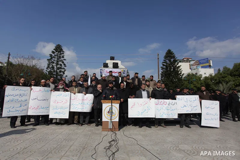 Palestinians take part in a protest to show solidarity with Palestinian refugees Syria's main refugee camp Yarmouk, in Gaza City on Feb. 06, 2014. Photo by Ashraf Amra