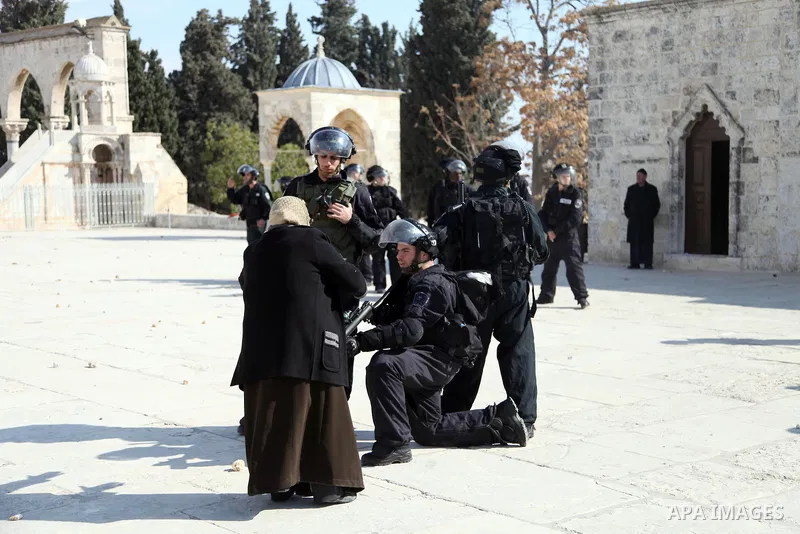 Israeli policeman aims his rubber bullet launcher during clashes with stone-throwing Palestinians after Friday prayers on the compound known to Muslims as Noble Sanctuary and to Jews as Temple Mount in Jerusalem's Old Ci...