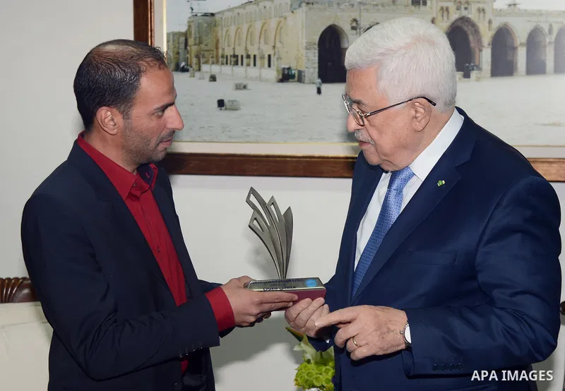Palestinian President, Mahmoud Abbas (Abu Mazen) meets with the Palestinian artist Samir Jubran in the West Bank city of Ramallah, on Feb. 08, 2014. Photo by Thaer Ganaim