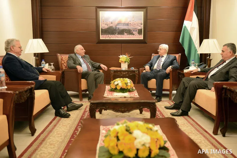 Palestinian President Mahmoud Abbas meets with the Chif of Al-Quds Open University, Omar Younis, in the West Bank City of Ramallah, February 11, 2014. Photo by Thaer Ganaim
